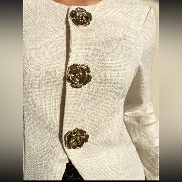 NWT Elegant Off White blazer with floral detail - Picture 3 of 5